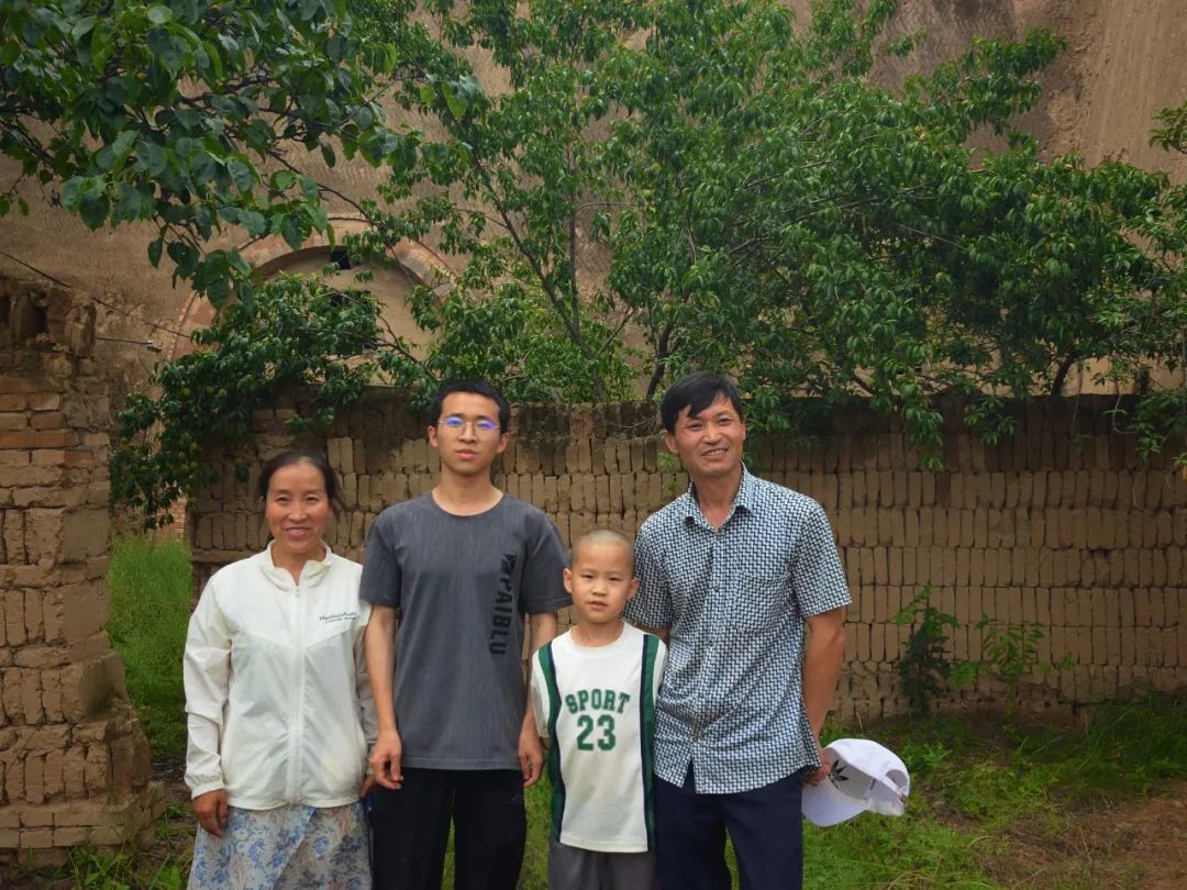 收到北大录取通知书时,他正在果园打工…… 收到北大录取通知书时,他正在果园打工……