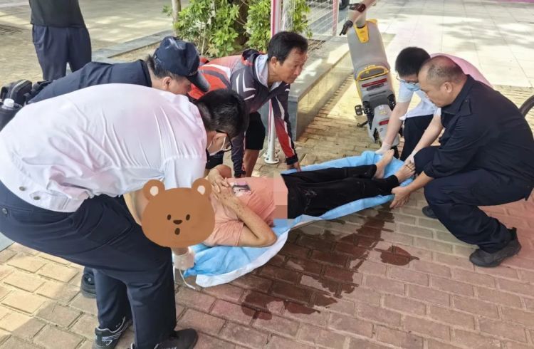 一女子落水，海南警民合力救援