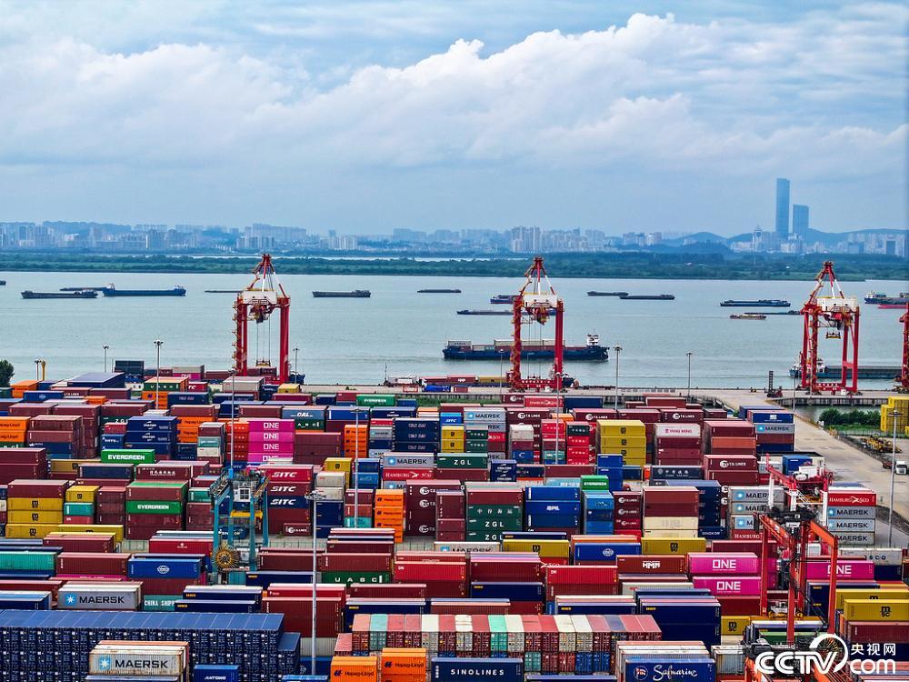 江苏扬州港商用码头集装箱装卸繁忙有序 江苏扬州港商用码头集装箱装卸繁忙有序