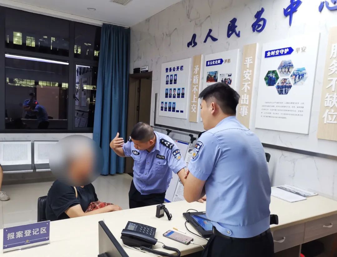 网约车冲进派出所,车上一包百元大钞!什么情况? 网约车冲进派出所,车上一包百元大钞!什么情况?