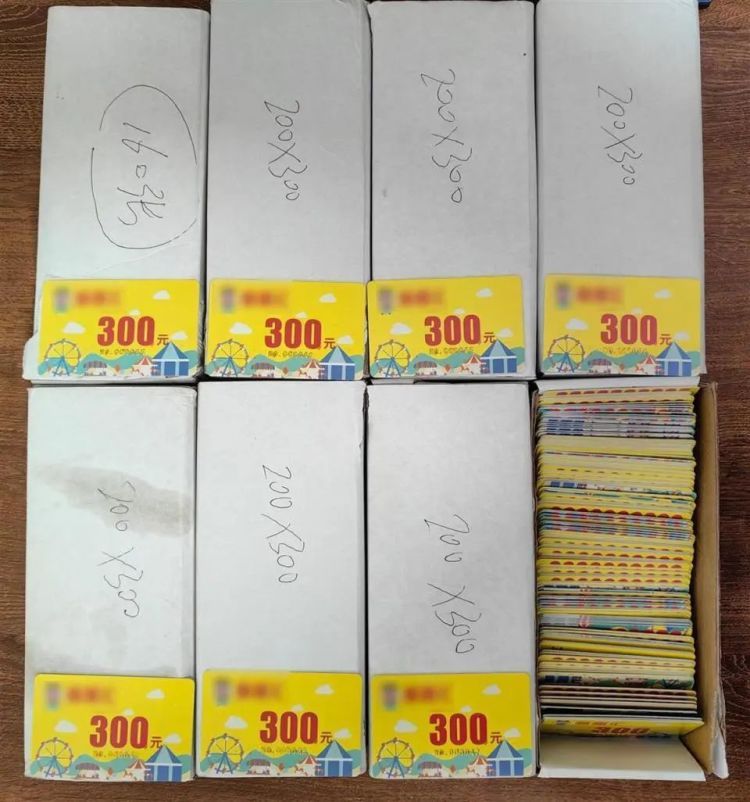 离谱！想带孩子去游乐园又不想花钱买门票？这个妈妈铤而走险……