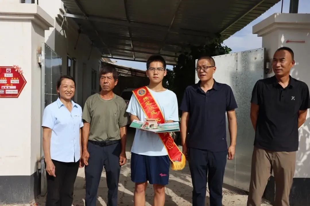 收到北大录取通知书时,他正在果园打工…… 收到北大录取通知书时,他正在果园打工……