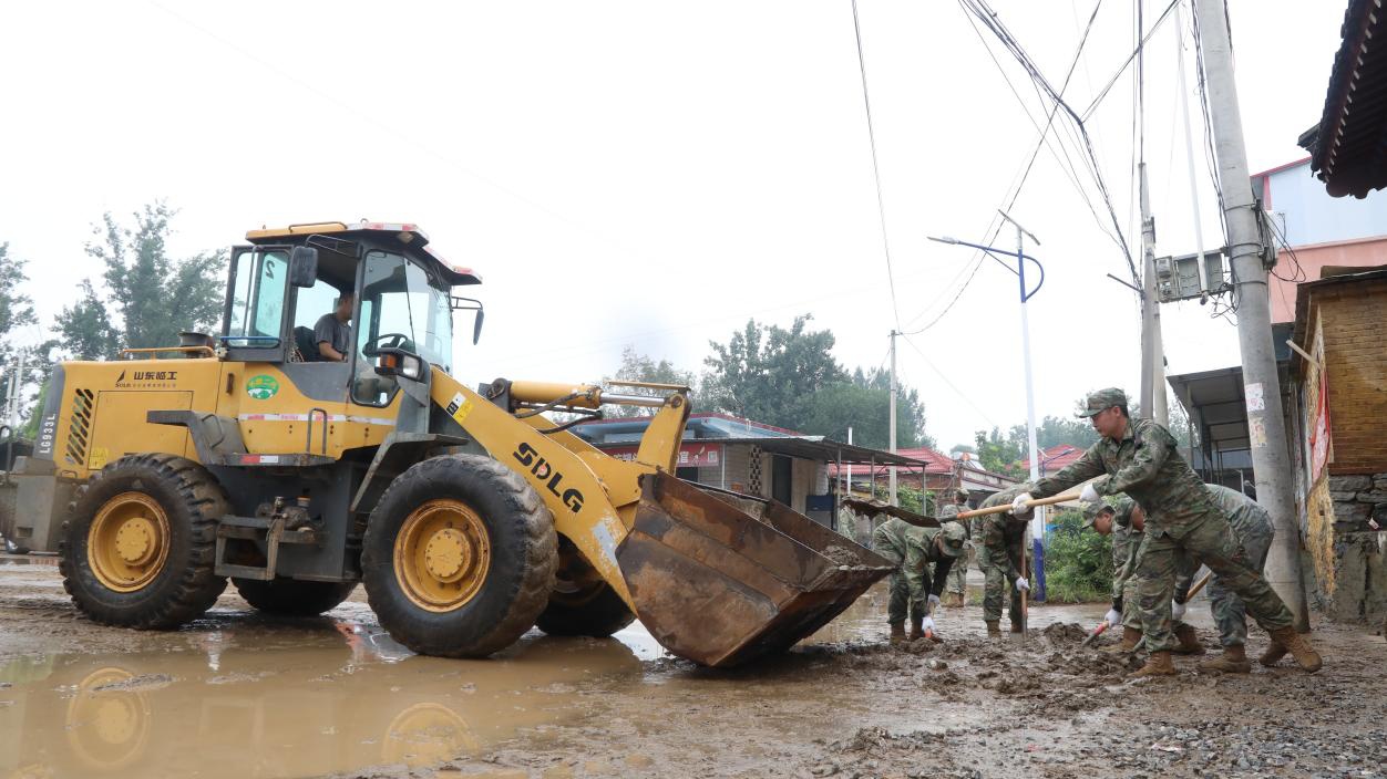 河北易县：军民携手清淤 汗水铸就鱼水情深