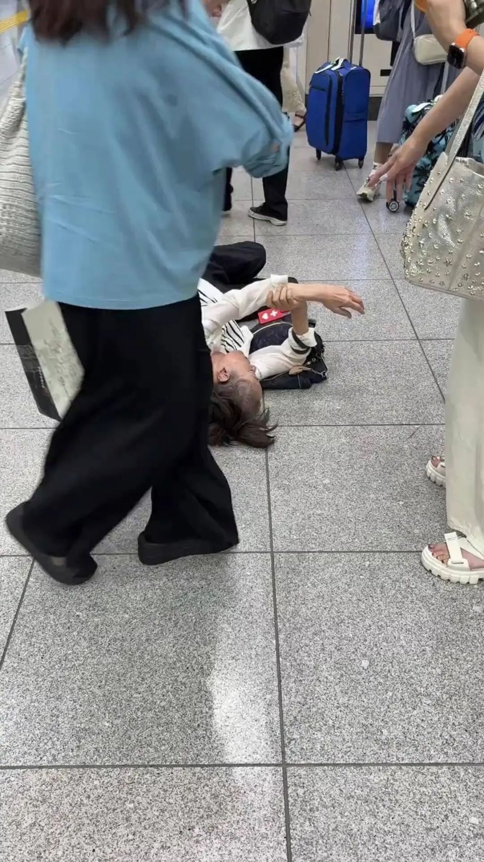 东京车站一日本老人倒地头破血流，中国医学硕士第一个上前施救