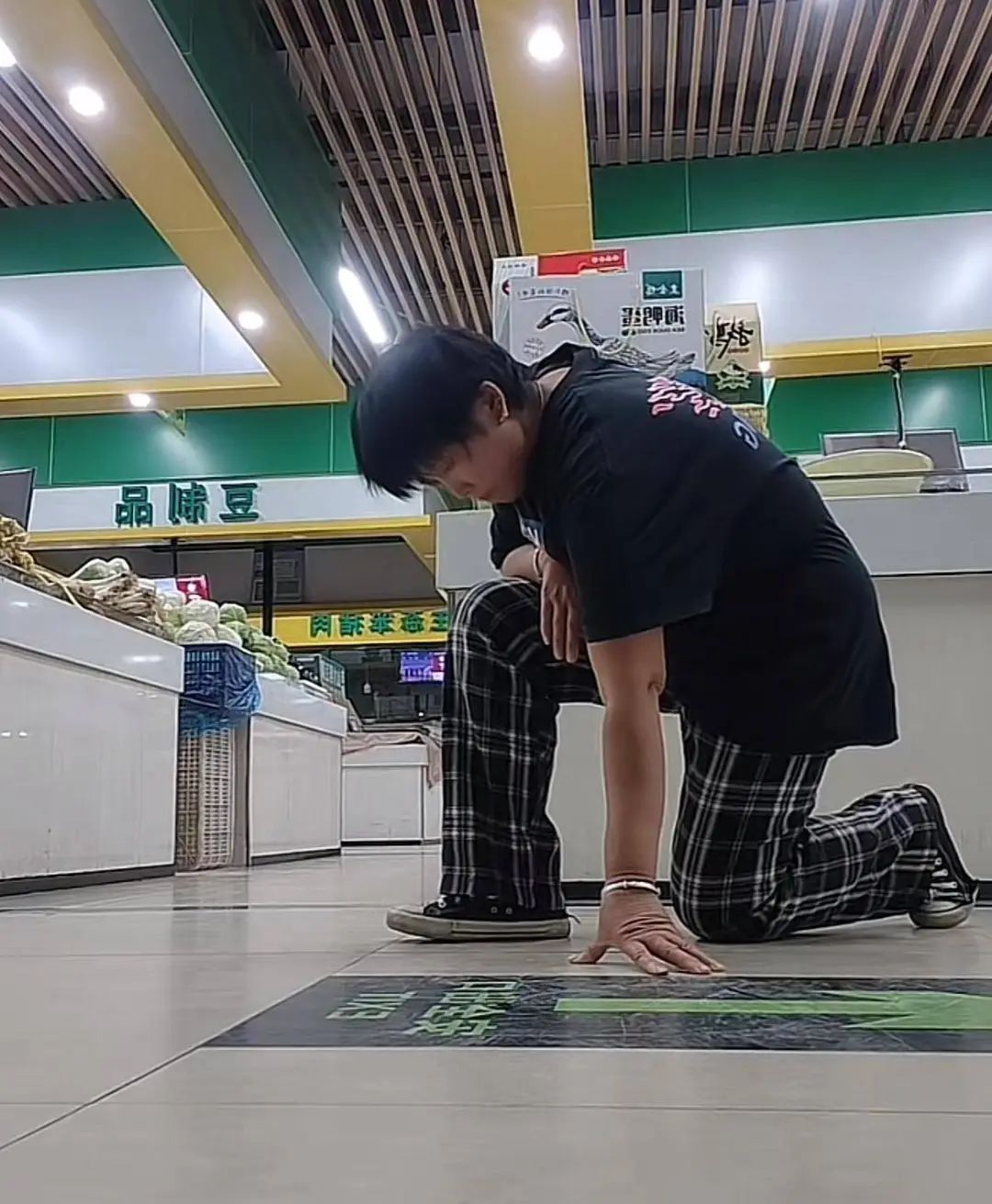 54岁卖菜大妈跳霹雳舞出圈:46岁开始自学,追逐17岁时的梦想,获封“菜场舞王” 54岁卖菜大妈跳霹雳舞出圈:46岁开始自学,追逐17岁时的梦想,获封“菜场舞王”