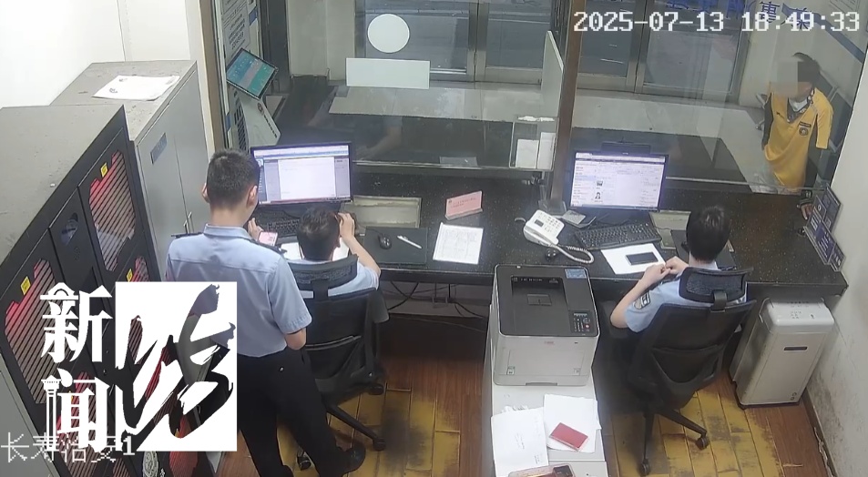 事发上海一派出所门口!民警一看,不对劲!火速行动… 事发上海一派出所门口!民警一看,不对劲!火速行动…