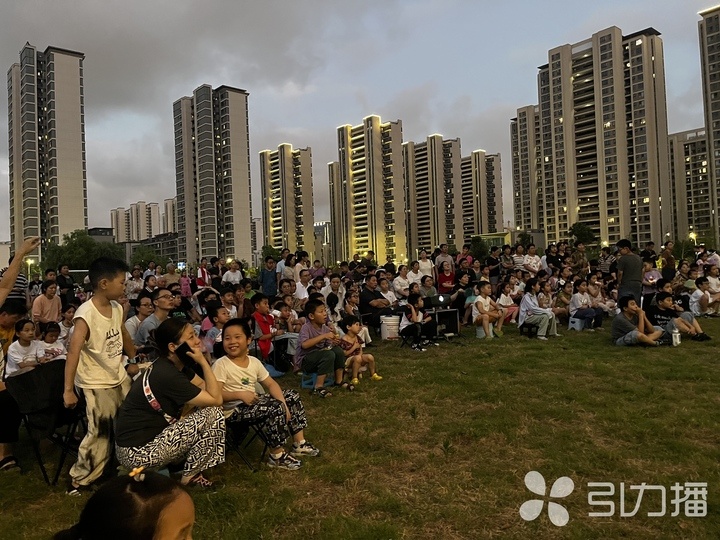 露天电影唤醒儿时记忆，邻里温情在夏夜流淌