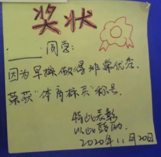 偶然翻出高中这本小收集册，“不是......我那时候到底在想什么啊”