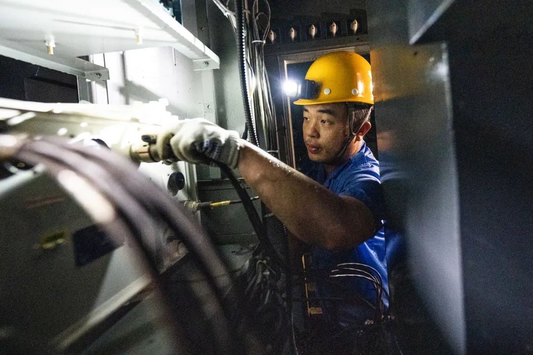 43℃高温！现场直击“烤箱”中的机车“心脏手术”