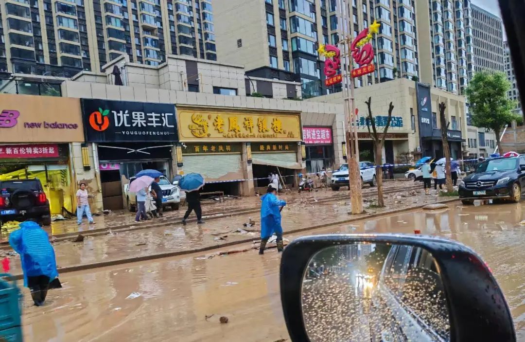 金店首饰被洪水冲走，店主：价值上千万元，已捡回少数，保险柜未找到