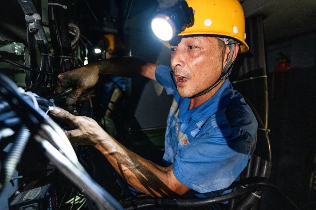 43℃高温！现场直击“烤箱”中的机车“心脏手术”