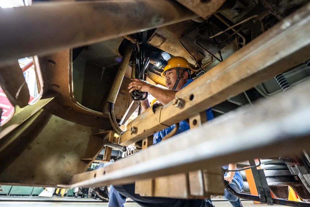 43℃高温！现场直击“烤箱”中的机车“心脏手术”