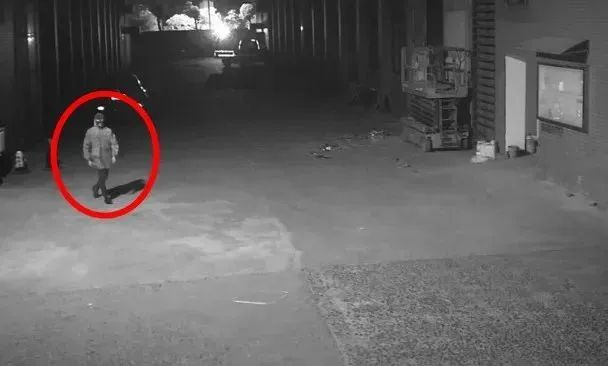 30万现金不翼而飞，民警从地里挖出