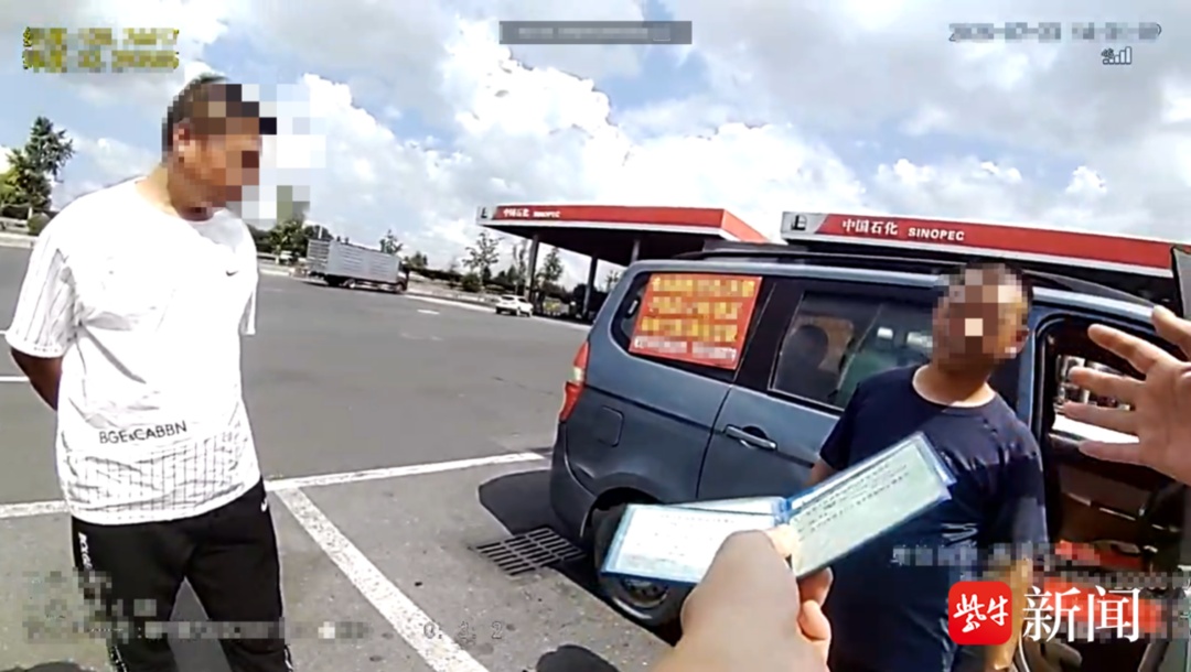 车辆高速爆胎引发惊险一幕 &nbsp; 司机竟任性停车换胎并拦车求助