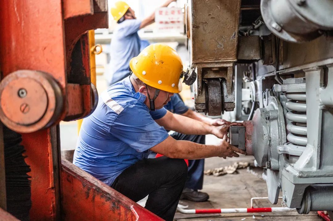 43℃高温！现场直击“烤箱”中的机车“心脏手术”