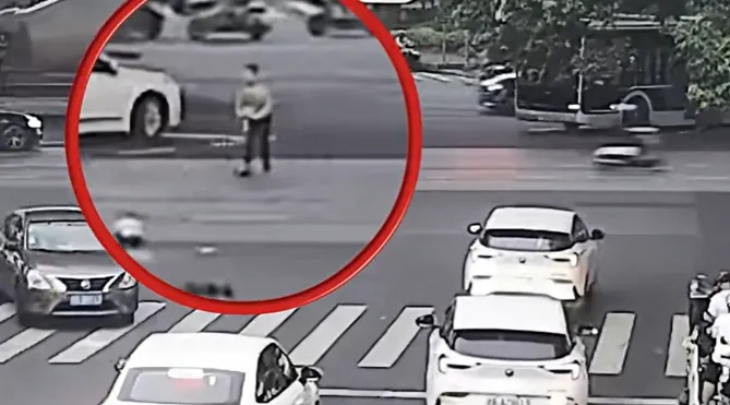 8岁男孩独自踩滑板车上路，闯红灯被SUV撞飞，交警认定……