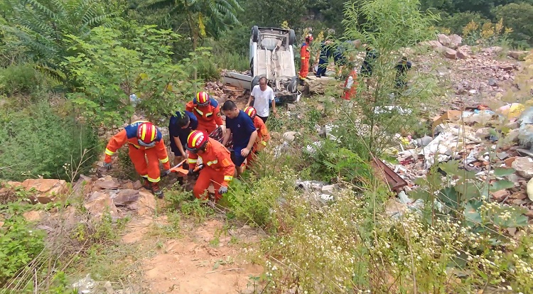 三名老人上山避暑途中坠崖，郑州消防紧急救援