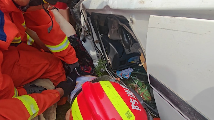 三名老人上山避暑途中坠崖，郑州消防紧急救援