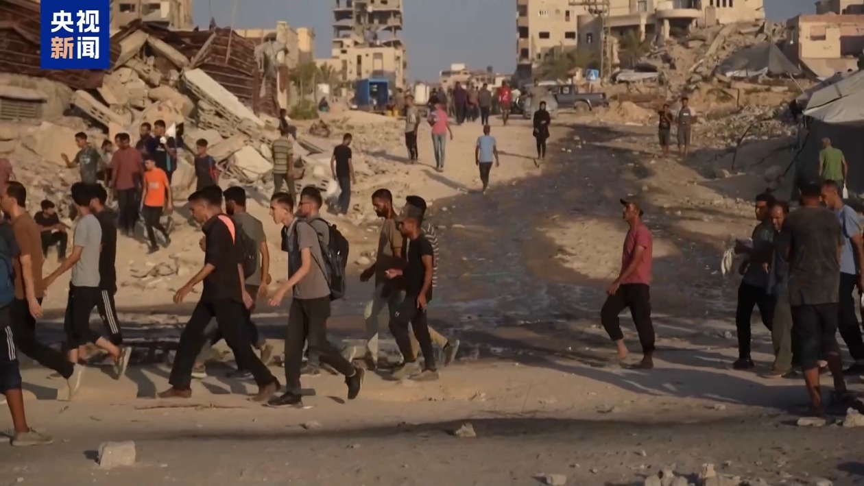 “每天只能给孩子们喂盐水喝” 加沙民众冒生命危险寻求食物 “每天只能给孩子们喂盐水喝” 加沙民众冒生命危险寻求食物