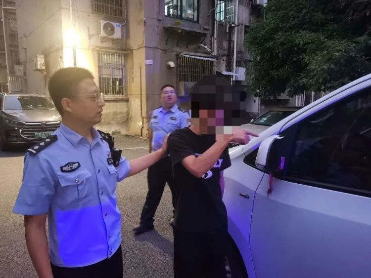 涉黄小卡片，神秘二维码……有人干这事被抓！