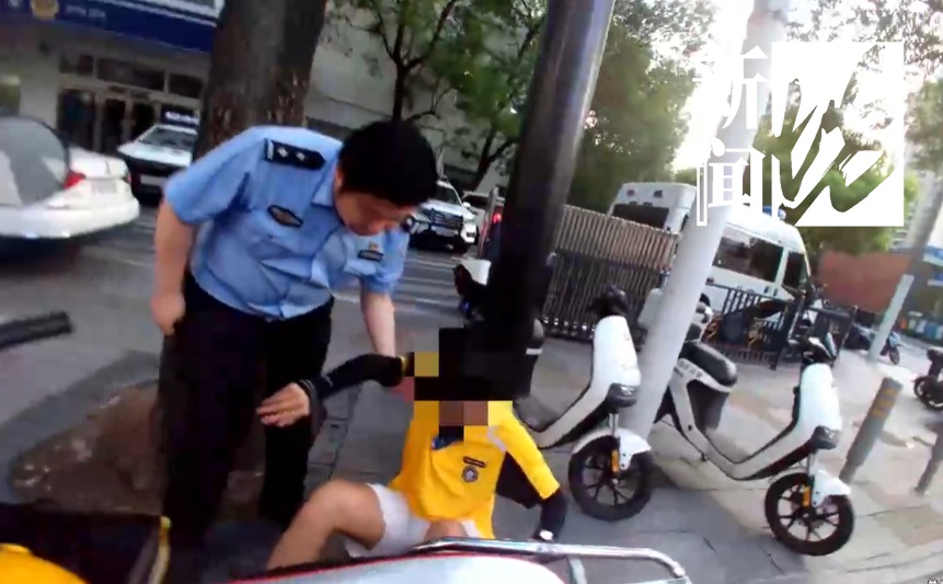 事发上海一派出所门口!民警一看,不对劲!火速行动… 事发上海一派出所门口!民警一看,不对劲!火速行动…