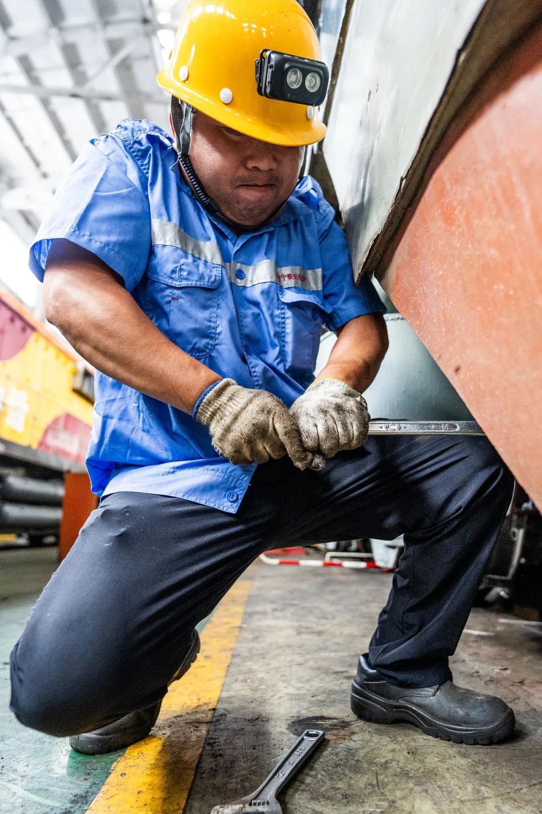 43℃高温！现场直击“烤箱”中的机车“心脏手术”