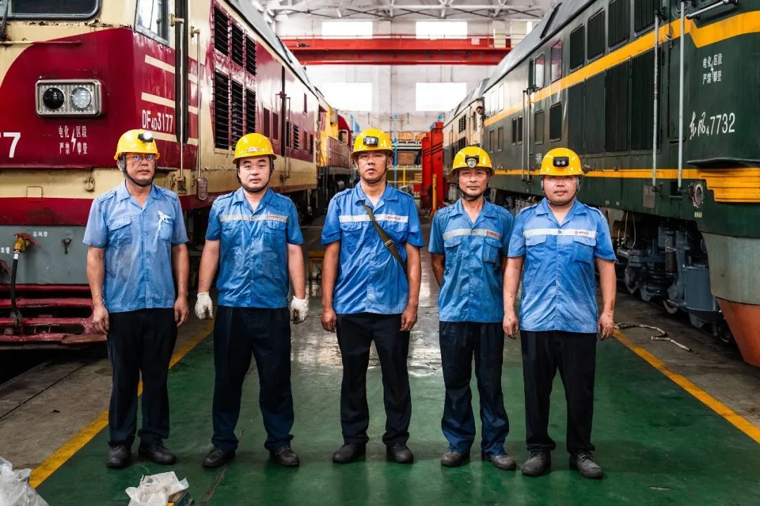 43℃高温！现场直击“烤箱”中的机车“心脏手术”