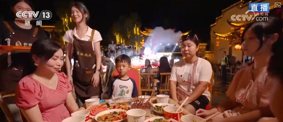 夜晚亮起来、人气旺起来、消费火起来 夜间文旅“热”力十足激活经济新动能