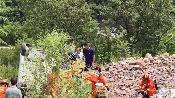三名老人上山避暑途中坠崖，郑州消防紧急救援