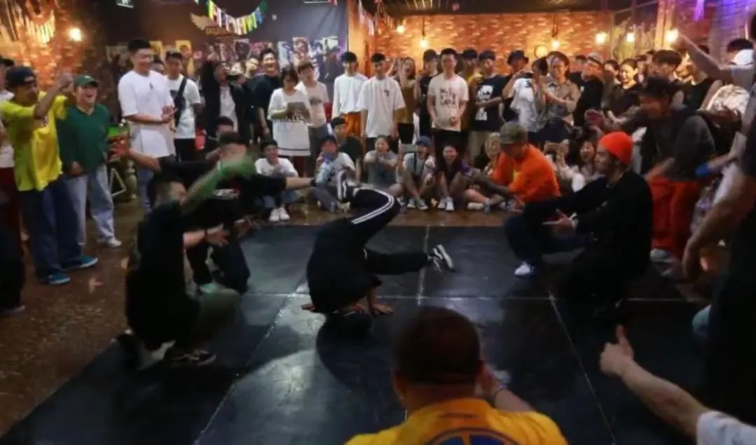 54岁卖菜大妈跳霹雳舞出圈:46岁开始自学,追逐17岁时的梦想,获封“菜场舞王” 54岁卖菜大妈跳霹雳舞出圈:46岁开始自学,追逐17岁时的梦想,获封“菜场舞王”