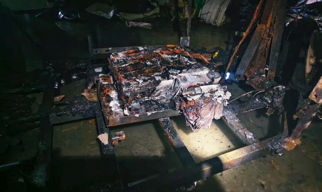 “砰”！男子刚转身上楼，爱车随即发生爆燃......