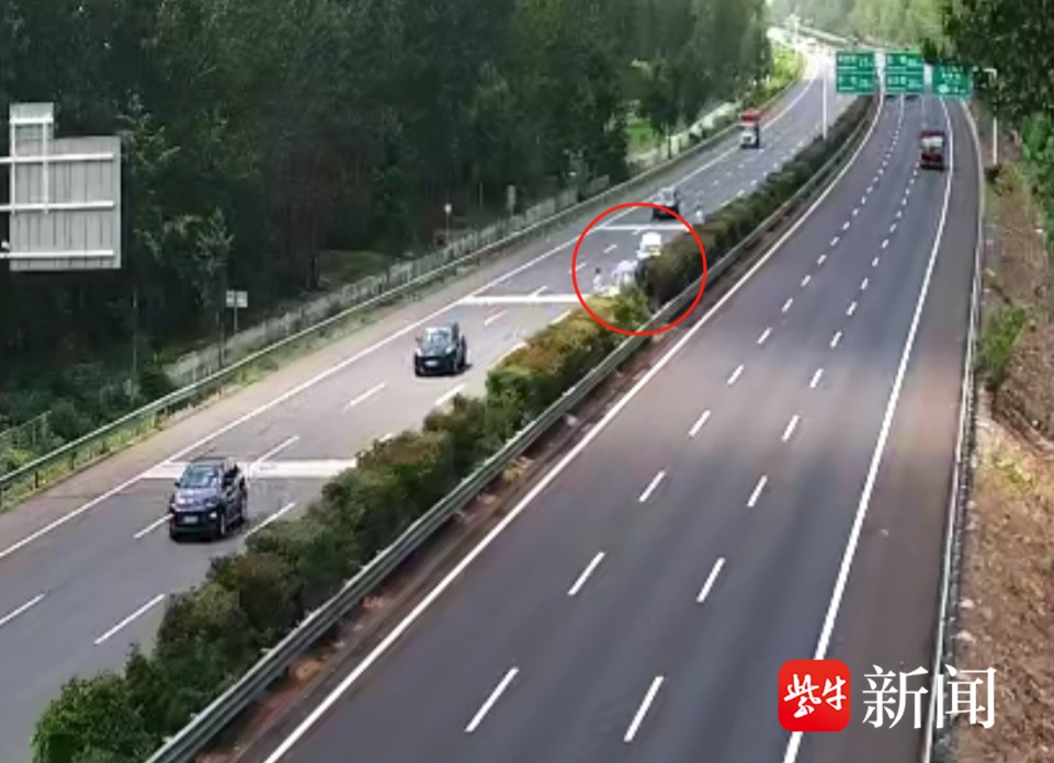 车辆高速爆胎引发惊险一幕 &nbsp; 司机竟任性停车换胎并拦车求助