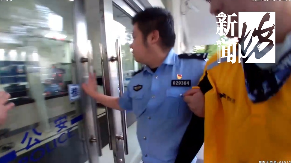 事发上海一派出所门口!民警一看,不对劲!火速行动… 事发上海一派出所门口!民警一看,不对劲!火速行动…