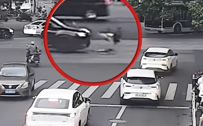 8岁男孩独自踩滑板车上路，闯红灯被SUV撞飞，交警认定……