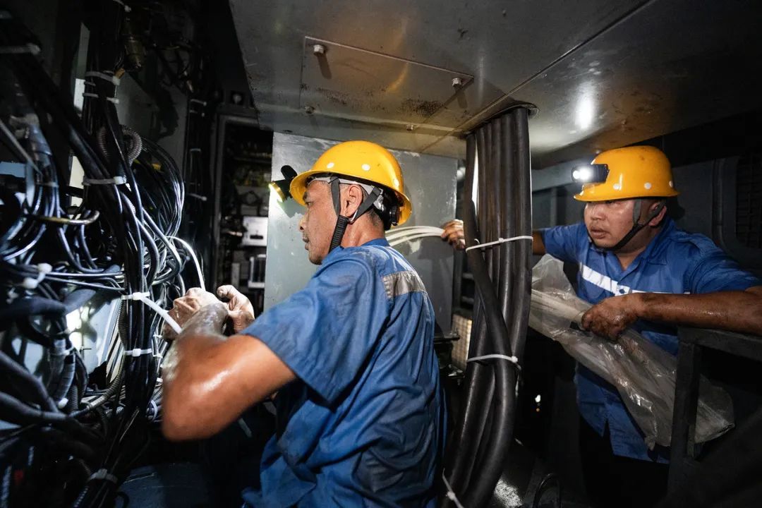 43℃高温！现场直击“烤箱”中的机车“心脏手术”