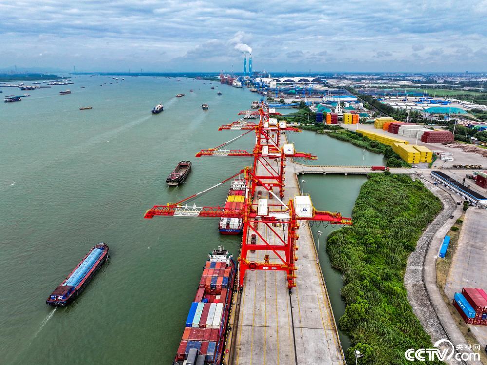 江苏扬州港商用码头集装箱装卸繁忙有序 江苏扬州港商用码头集装箱装卸繁忙有序