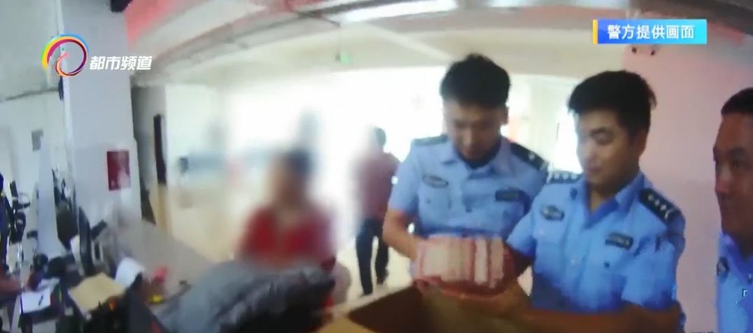 母亲快递7万元现金，儿子一听，急忙报警！