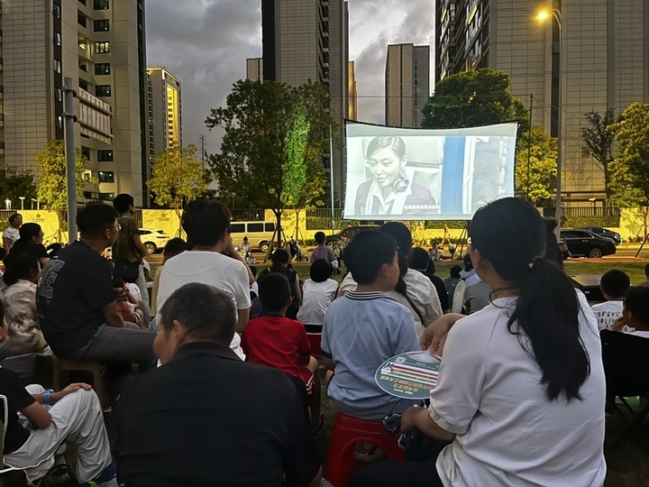 露天电影唤醒儿时记忆，邻里温情在夏夜流淌