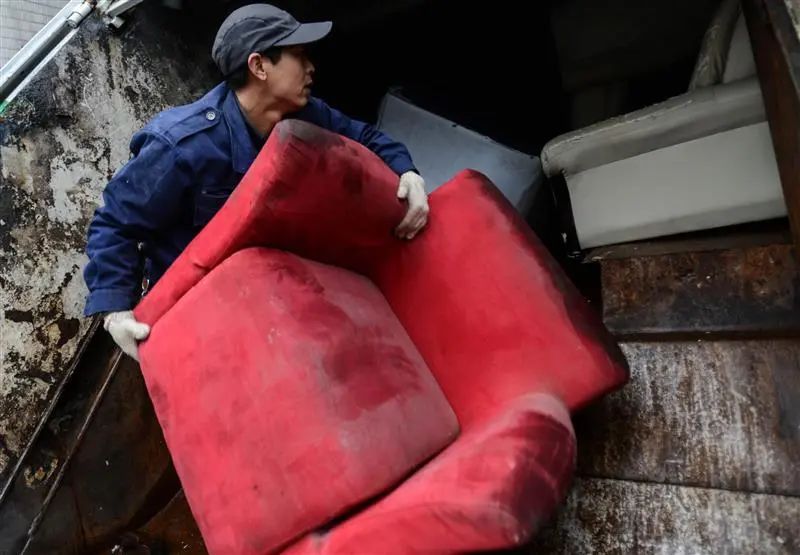 上海市民尴尬：扔个东西要花几百元，“扔旧的比买新的还难”