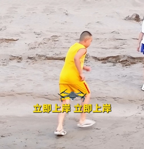 “还不上岸？奖励作业大礼包！”江边戏水不听劝，警察叔叔“放大招”！