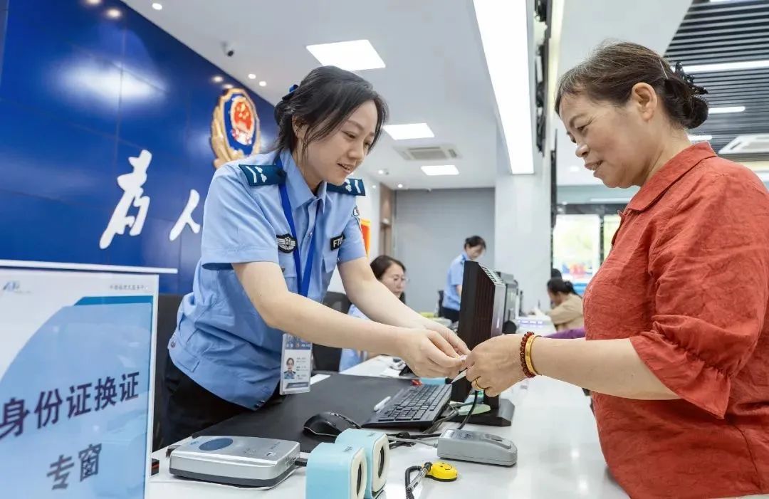 穿汉服拍身份证照可还行？