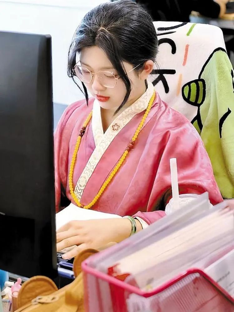 深圳一女子身份证爆火！网友：穿越了