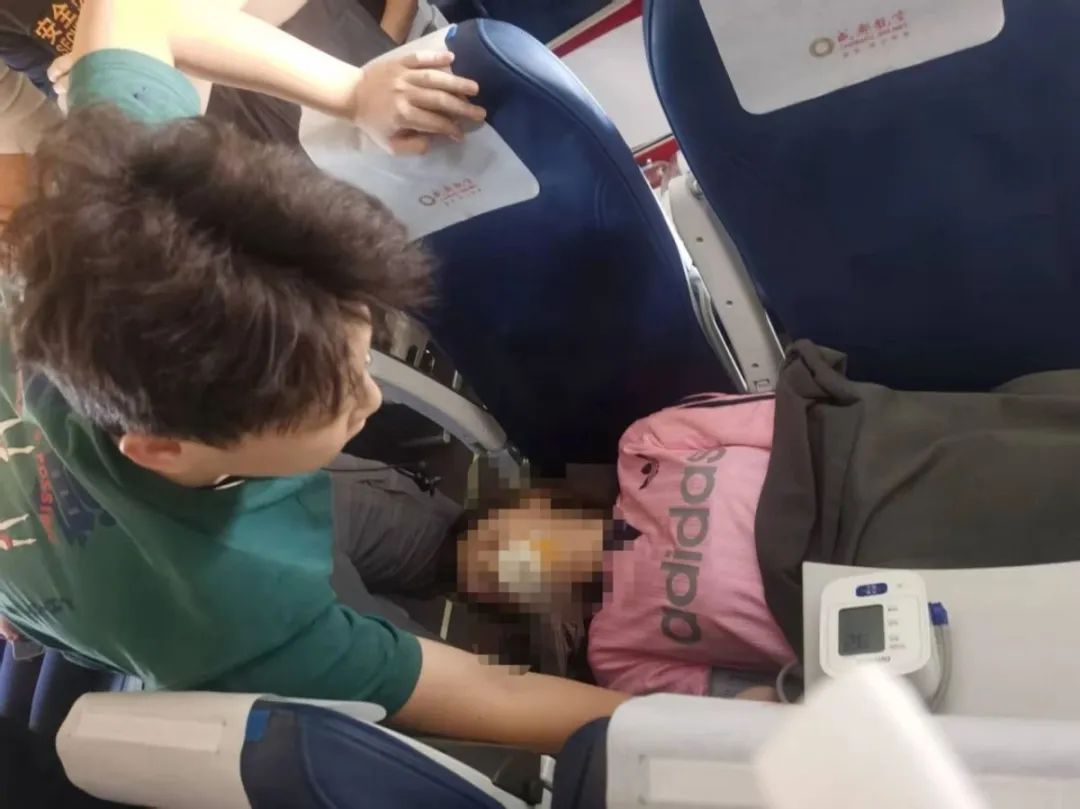 医学生飞机上救人被质疑“没资格”?网友:扫兴还寒心! 医学生飞机上救人被质疑“没资格”?网友:扫兴还寒心!