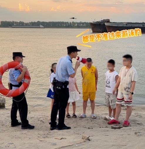“还不上岸？奖励作业大礼包！”江边戏水不听劝，警察叔叔“放大招”！
