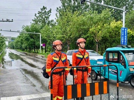 北京暴雨红色预警 消防全力防灾