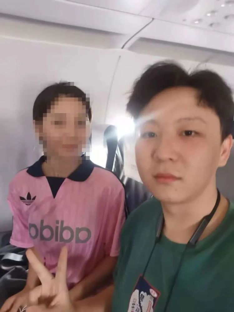 大二医学生飞机上救人被质疑“无执业资格”，当事人：紧急救助无需有证，并已在急诊见习半年；律师：确为见义勇为