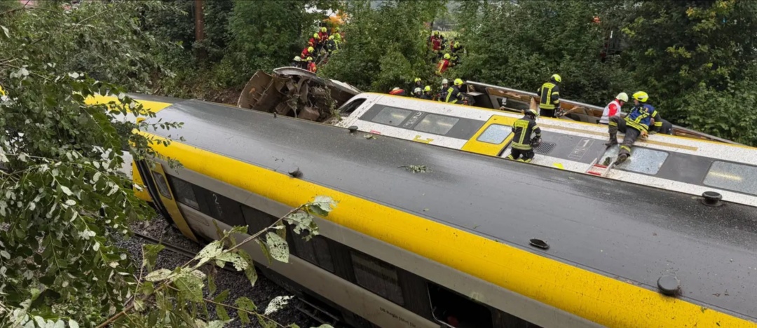 德国一客运列车脱轨,造成数人死亡、多人受伤,车上载有约100人 德国一客运列车脱轨,造成数人死亡、多人受伤,车上载有约100人