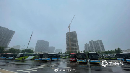 北京降雨断断续续 城区地面难干郊区雾气朦胧
