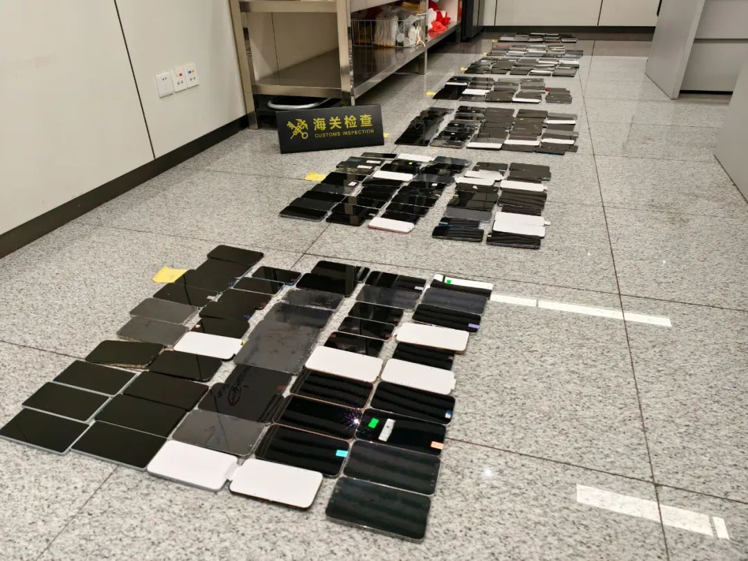 一女子在背部、腹部、大腿、小腿处绑藏50台手机进境，被海关查获