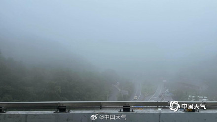 北京降雨断断续续 城区地面难干郊区雾气朦胧